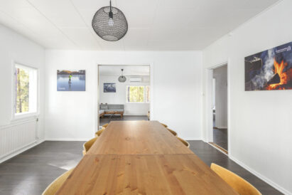 The spacious main hall of the Räyskälä Rooftop is connected to a lounge area, which can be separated into its own space with sliding doors.