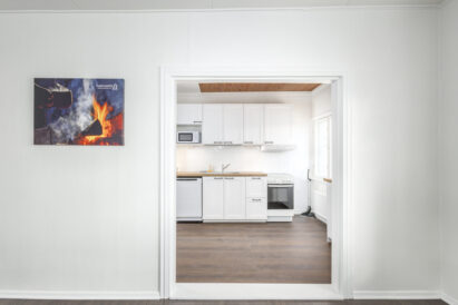 The kitchen in the larger apartment of Räyskälä Rooftop is conveniently located adjacent to the main hall.