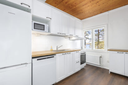 The modern, fully equipped kitchen of the larger apartment of Räyskälä Rooftop.
