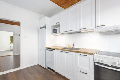 The modern, fully equipped kitchen of the larger apartment of Räyskälä Rooftop.