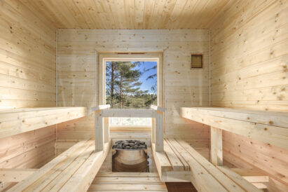The panoramic sauna in the larger Räyskälä Rooftop offers a breathtaking view over Lake Kaartjärvi.