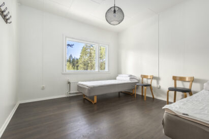 The bedroom of Räyskälä Rooftop's larger apartment.