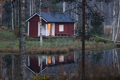 An autumn view for Evo Grand Villa's traditional lakeside sauna. The rowboat is available for boating and fishing in Lake Kaitalammi.