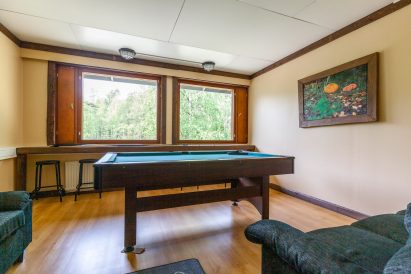 In the upper lounge area of Evo Grand Villa, you can relax and play billiards. The windows offer a view of Lake Kaitalammi.