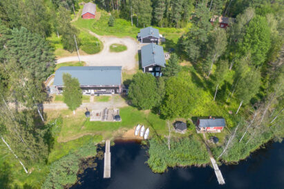 In front of Evo Grand Villa, right on the shore of Lake Kaitalammi, there are 2 hot tubs and a fireplace. On the right side, there is a wilderness-themed grill hut.
