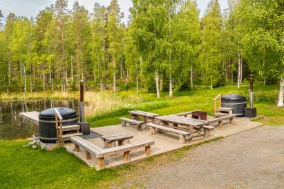 The terrace and hot tubs of Evo Grand Villa are situated right by the charming Lake Kaitalammi.