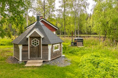 The cozy grill hut of Evo Grand Villa is located by the shore of Lake Kaitalammi, next to the lakeside sauna.