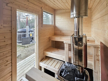 Evo Twin’s wood-burning yard sauna provides pleasant steam for approximately 4–5 bathers.