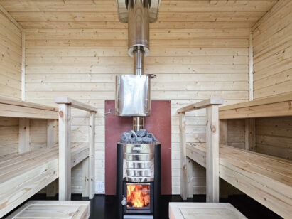 Evo Twin’s wood-burning yard sauna provides pleasant steam for approximately 4–5 bathers.