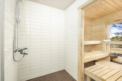 The shower and sauna facilities of the larger Räyskälä Rooftop.