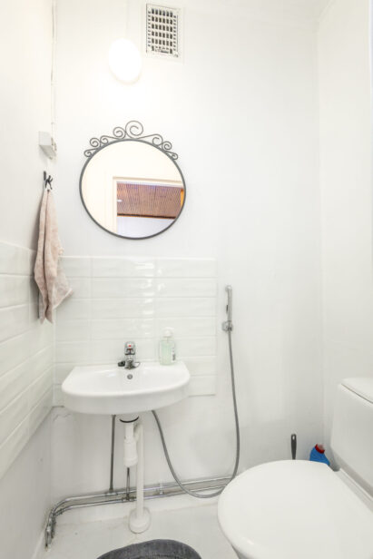 Toilet of the larger apartment of Räyskälä Rooftop.