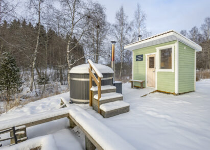 The wood-heated outdoor sauna and hot tub at Aulanko Lake Hide-out.