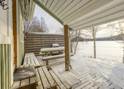 From the porch of Aulanko Lake Hide-out, a view opens across Lake Aulangonjärvi.
