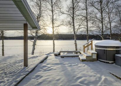 From the porch and hot tub of Aulanko Lake Hide-out, a view opens across Lake Aulangonjärvi.