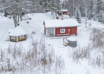 Next to Evo Grand Villa’s traditional lakeside sauna, there is a hot tub and a barbecue shelter.