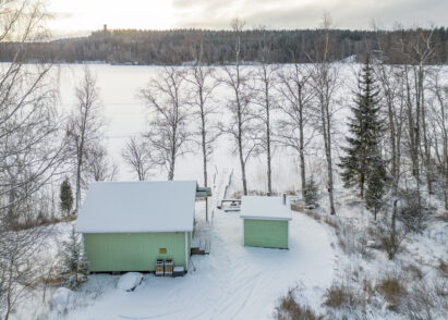 From Aulanko Lake Hide-out, there is a view across Lake Aulangonjärvi. On the opposite shore rises the granite Aulanko Observation Tower.