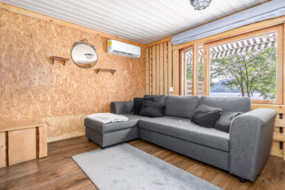 The sofa bed in the living room of Aulanko Lake Hide-out also provides sleeping space for 1–2 guests.
