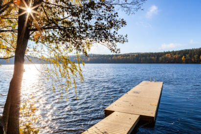 At the southern end of Sibelius Forest, there is a fireplace and a pier from which you can take a dip into Lake Aulangonjärvi.