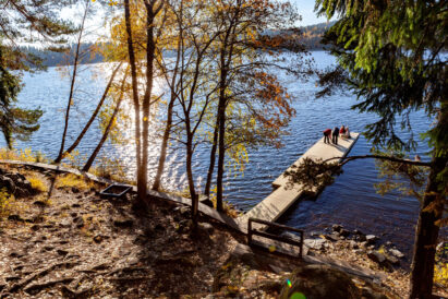 At the southern end of Sibelius Forest, there is a fireplace and a pier from which you can take a dip into Lake Aulangonjärvi.