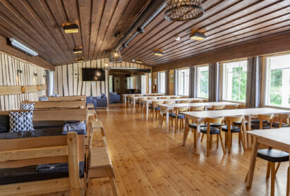 The tables in the main hall of Aulanko Grand Villa can be flexibly arranged for various dining and meeting setups. Retractable screens are also available on the hall's side and end walls.