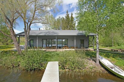 The facade of Aulanko Lake Villa as seen from the lake. On the left side, there is an entrance to the electric sauna section, and on the right side, there is direct access to the wood-heated sauna.
