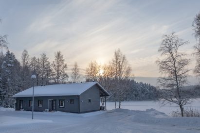 Aulanko Lake Villa, located in the Aulanko Peace area, is situated on the northern shore of the beautiful Lake Aulangonjärvi.