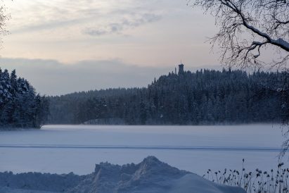 Aulanko Lake Villa, located in the Aulanko Peace area, is situated on the northern shore of the beautiful Lake Aulangonjärvi. Across the lake, the granite Aulanko observation tower looms in the distance.