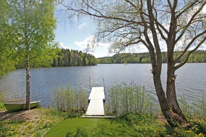 From the terrace of Aulanko Lake Villa, there is a stunning view of Lake Aulangonjärvi. Across the lake, the granite Aulanko observation tower looms in the distance.