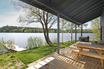 From the terrace of Aulanko Lake Villa, there is a stunning view of Lake Aulangonjärvi.
