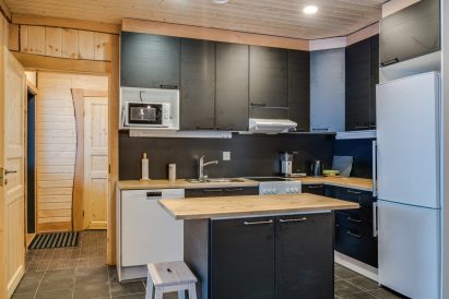 n Aulanko Lake Villa's kitchen, you'll find a microwave, dishwasher, stove and oven, Moccamaster coffee maker, kettle, toaster, and a refrigerator-freezer.