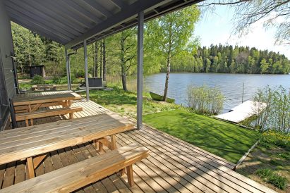 From the terrace of Aulanko Lake Villa, there is a stunning view of Lake Aulangonjärvi.