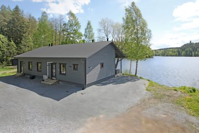 Behind and next to Aulanko Lake Villa, there is ample parking space for guests' cars.