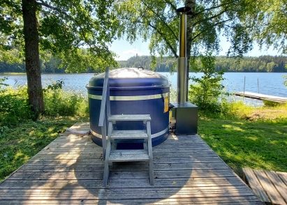 From the hot tub at Aulanko Lake Villa, you can admire the view of Lake Aulangonjärvi. Across the lake, the granite Aulanko observation tower looms in the distance.