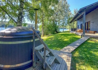 From the terrace of Aulanko Lake Villa, you can access the wood-heated hot tub with clean feet throughout the summer and winter.