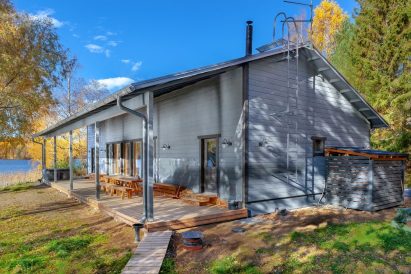 Aulanko Lake Villa as seen from the lakeside terrace. On the right side, there is a woodshed for the wood-heated sauna.