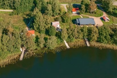 The buildings of Aulanko Lake Trio by Lake Aulangonjärvi. On the left is Aulanko Lake Hide-out, in the middle is the beach sauna of Aulanko Lakeside, at the top is Aulanko Lakeside's Small Villa, on the right is the main villa of Aulanko Lakeside, and the year-round accommodation cabin.