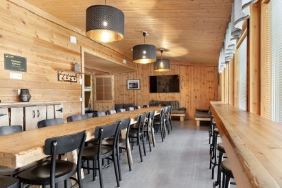 Around the main table in Aulanko Lakeside's main villa, 20 people can sit. Additional space is provided by the scenery bar counter along the window wall and the lounge area's sofa groups.