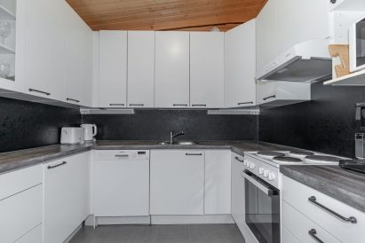 Open kitchen of Aulanko Lakeside's main villa is located at the end of the main hall.