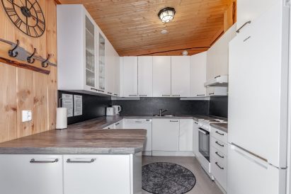 Open kitchen of Aulanko Lakeside's main villa is located at the end of the main hall.