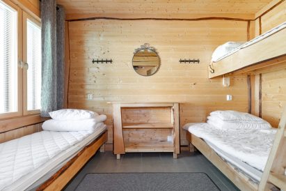 3-4 person bedroom of Aulanko Lakeside's main villa.