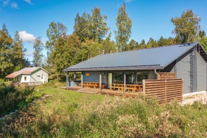 From the terraces of Aulanko Lakeside's main villa and the lakefront sauna, there is direct access to the piers and swimming in Lake Aulangonjärvi.