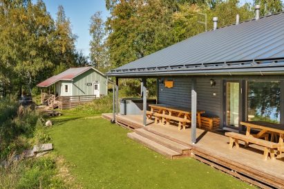 From the terraces of Aulanko Lakeside's main villa and the lakefront sauna, there is direct access to the piers and swimming in Lake Aulangonjärvi.