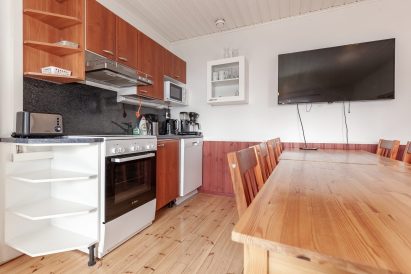 In Aulanko Lakeside's Small Villa, the amenities of the living room and kitchenette include a flat-screen TV, stove/oven, dishwasher, coffee maker, microwave, kettle, and toaster.
