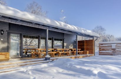 The tables on the terrace of Aulanko Lakeside's main villa can be easily arranged in the desired way. In the picture, the tables are arranged lenghtwise.