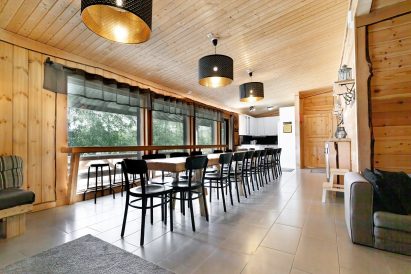 Around the main hall table in Aulanko Lakeside, 20 people can sit. Additional space is provided by the scenery bar counter along the window wall and the lounge area's sofa groups.