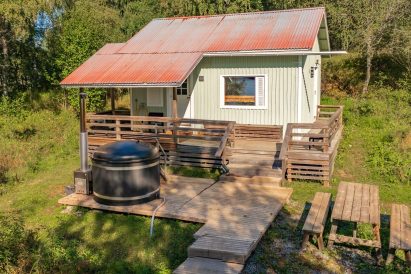 Aulanko Lakeside's lakefront sauna. On the spacious terrace, there is a wood-heated hot tub.