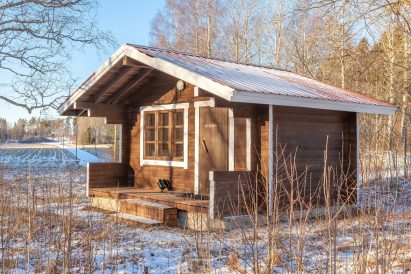 A year-round accommodation cabin at Aulanko Lake Hide-out.
