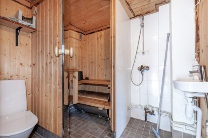 Washroom, toilet and sauna facilities of Aulanko Lake Hide-out.