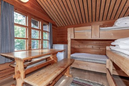 A year-round accommodation cabin at Aulanko Lake Hide-out, with sleeping accommodations for 5 people.