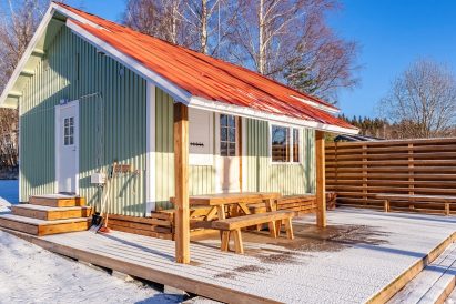 At the other end of the spacious terrace of Aulanko Lake Hide-out, there is a privacy fence that limits the view to the adjacent Aulanko Lakeside.